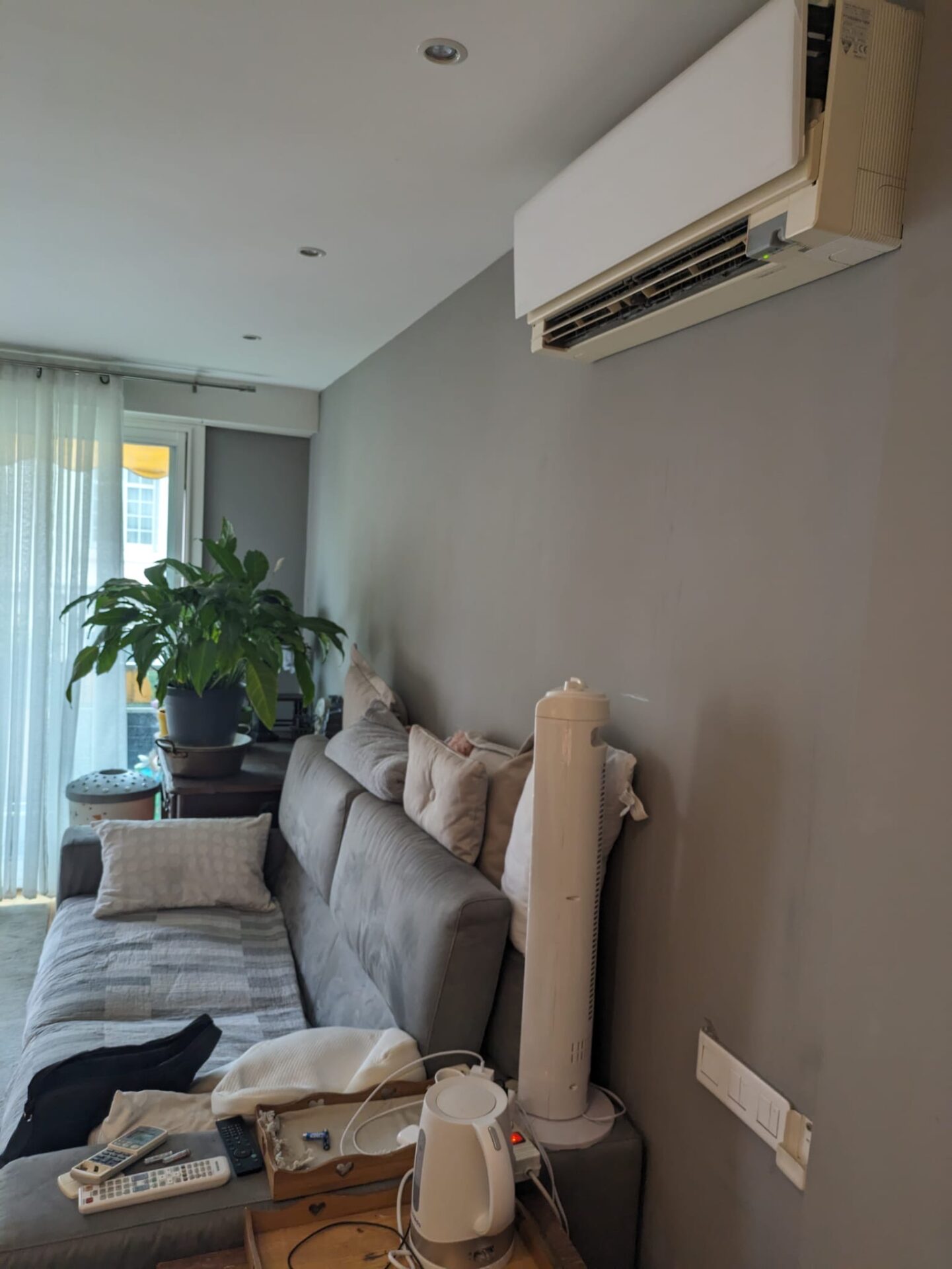 Salon avec la climatisation installée