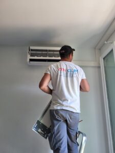 Employé de Zen clim qui installe une clim