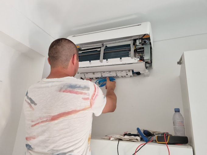 Zenclim qui fait la maintenance d'un climatiseur chez un particulier