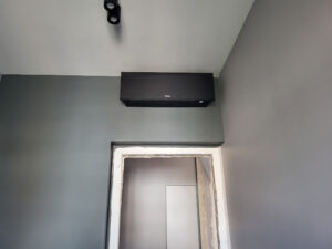 climatiseur au dessus d'une porte