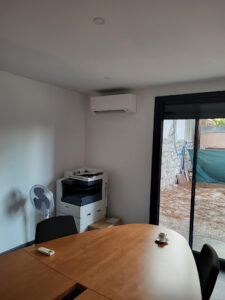climatiseur dans un salon